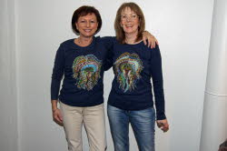 Anette und Beate mit ihren neuen T-Shirts